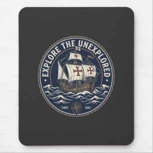 Ein Retro-Columbus-Tag-Emblem mit einem Karavellen Mousepad