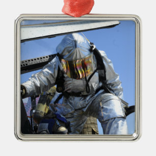 Ein Rettungsbohrgerät wird am Führerraum Silbernes Ornament