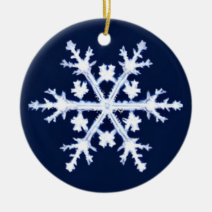 Ein Rieseneis-Crystal-Schneeflocke auf Dark Indigo Keramik Ornament