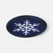 Ein Rieseneis-Crystal-Schneeflocke auf Dark Indigo Pappteller (Schrägansicht)