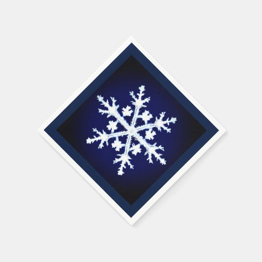 Ein Rieseneis-Crystal-Schneeflocke auf Dark Indigo Serviette (Ecke)