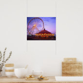 Ein Riesenrad und Karussell am Marinepier in Poster (Küche)