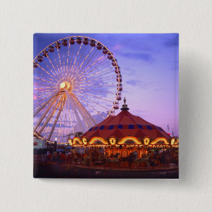 Ein Riesenrad und Karussell am Navy Pier in Button