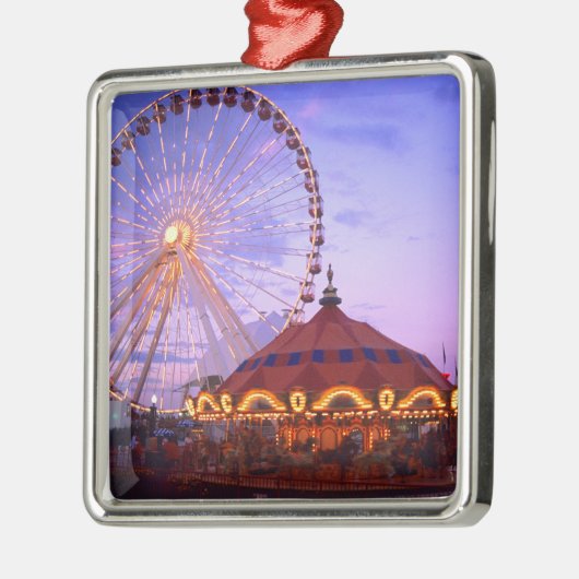 Ein Riesenrad und Karussell am Navy Pier in Ornament Aus Metall (Links)