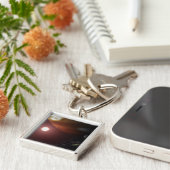 Ein riesiger Planet, der einen roten Zwergstar umk Schlüsselanhänger (Seite)