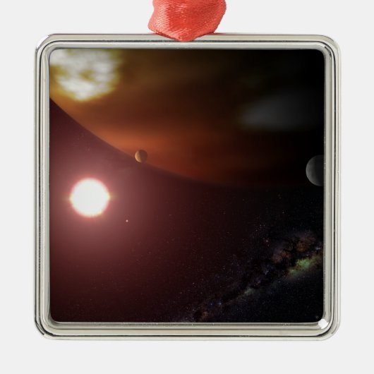 Ein riesiger Planet, der einen roten Zwergstar umk Silbernes Ornament (Vorne)