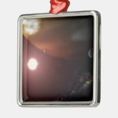 Ein riesiger Planet, der einen roten Zwergstar umk Silbernes Ornament (Links)