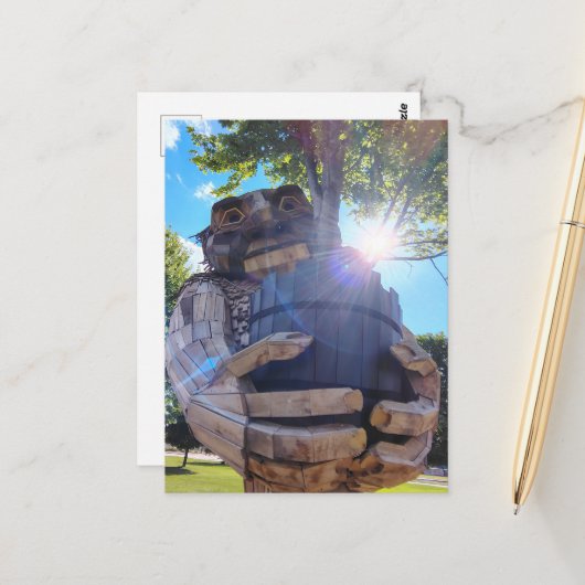 Ein riesiger Troll hält einen Baum hoch Postkarte (Vorderseite/Rückseite Beispiel)