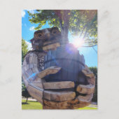 Ein riesiger Troll hält einen Baum hoch Postkarte (Vorderseite)