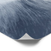 Ein riesiger Whirlpool, der Wirbel über dem Meer b Poster (Ecke)