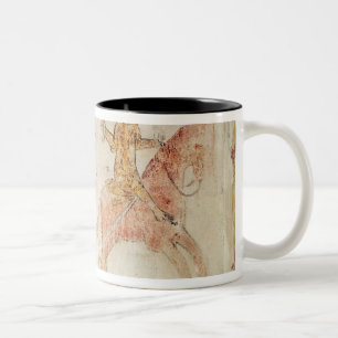 Ein Ritter, der eine lodernde Fackel trägt Zweifarbige Tasse