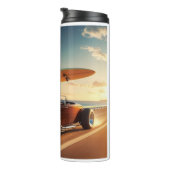 Ein Roboter, ein Surfbrett und ein Oldtimer Thermosbecher (Nach rechts gedreht)