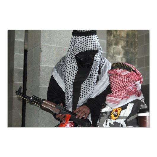 Ein Rollenspielfeind, der einen Dummy abrüstet Fotodruck (Vorne)