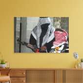 Ein Rollenspielfeind, der einen Dummy abrüstet Leinwanddruck (Insitu (Wohnzimmer))