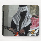 Ein Rollenspielfeind, der einen Dummy abrüstet Mousepad (Vorne)