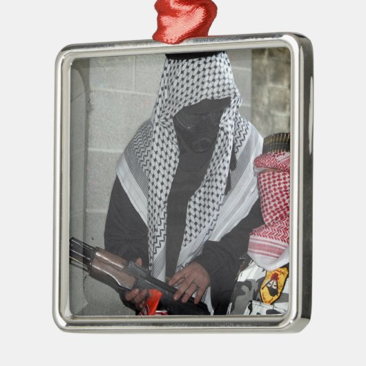 Ein Rollenspielfeind, der einen Dummy abrüstet Silbernes Ornament (Links)