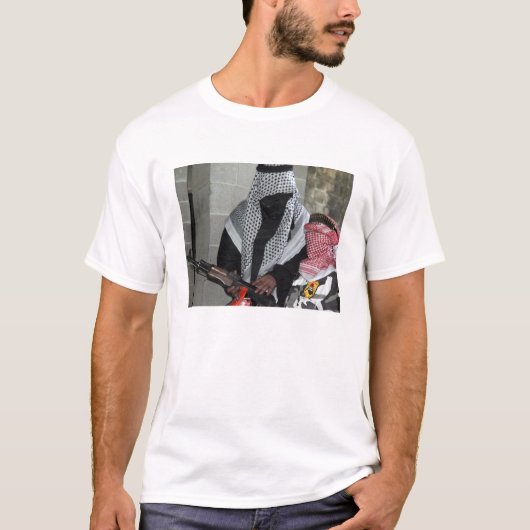 Ein Rollenspielfeind, der einen Dummy abrüstet T-Shirt (Vorderseite)