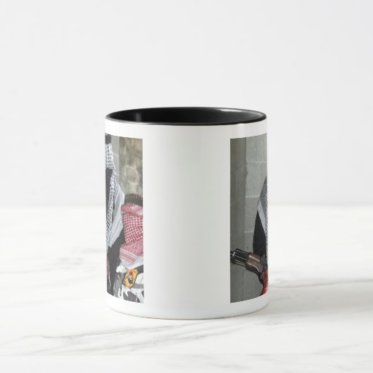 Ein Rollenspielfeind, der einen Dummy abrüstet Tasse (Zentrum)