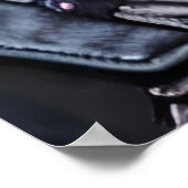 Ein rosa Alien Orc in der Stadt | AI Art Poster (Ecke)