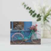 Ein rosa Fahrrad mit Korbkorb und Blume Postkarte (Stehend Vorderseite)