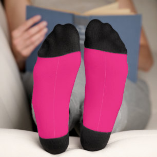 ein rosa Hintergrund mit schwarz Socken