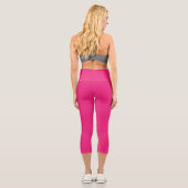 ein rosa Hintergrund mit schwarzem Rand Capri Leggings (Rückseite)
