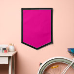 ein rosa Hintergrund mit schwarzem Rand Wimpel<br><div class="desc">Das Bild weist ein großes,  blaues Quadrat mit einer weichen Textur und einem tiefen Blau auf. Die Farbe ist lebendig und faszinierend und schafft eine beruhigende und ruhige Atmosphäre. Das Quadrat ist der Hauptfokus des Bildes,  ohne dass andere Objekte oder Ablenkungen sichtbar sind.</div>