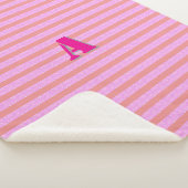 Ein rosa Monogramm Streifen Sherpadecke (3/4)