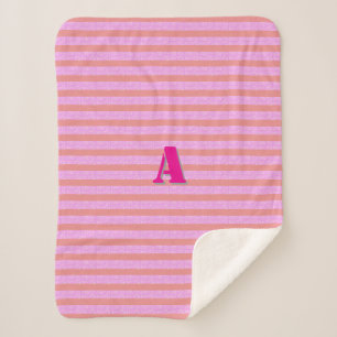 Ein rosa Monogramm Streifen Sherpadecke