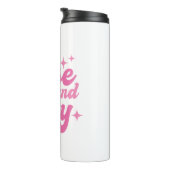 Ein rosa Retro-Aufstieg und ein Lagen Thermosbecher (Nach rechts gedreht)