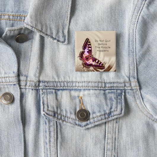 Ein rosa Schmetterling auf cremefarbenem Satin-Hin Button (Beispiel)