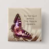 Ein rosa Schmetterling auf cremefarbenem Satin-Hin Button (Vorderseite)