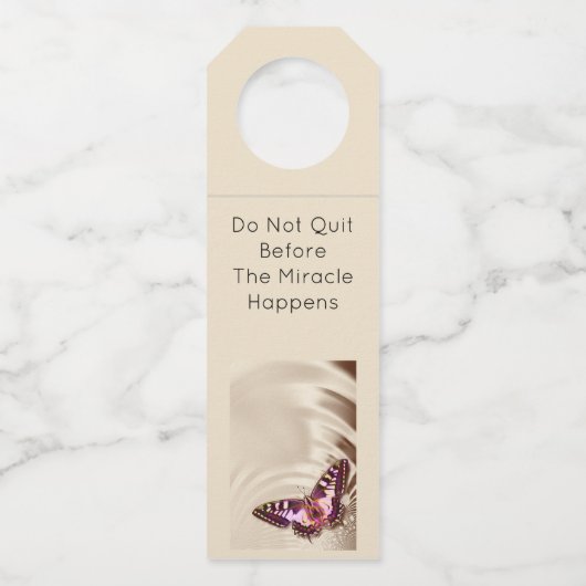 Ein rosa Schmetterling auf cremefarbenem Satin-Hin Flaschenanhänger (Vorderseite)