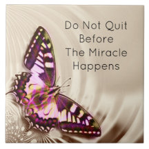 Ein rosa Schmetterling auf cremefarbenem Satin-Hin