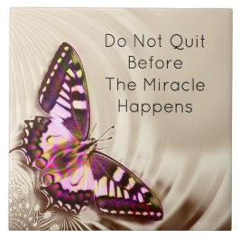 Ein rosa Schmetterling auf cremefarbenem Satin-Hin Fliese