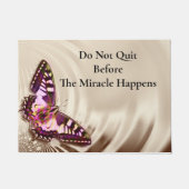 Ein rosa Schmetterling auf cremefarbenem Satin-Hin Fußmatte (Vorderseite)