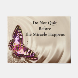 Ein rosa Schmetterling auf cremefarbenem Satin-Hin Fußmatte