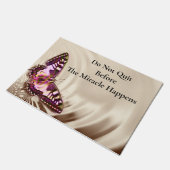 Ein rosa Schmetterling auf cremefarbenem Satin-Hin Fußmatte (Schrägansicht)