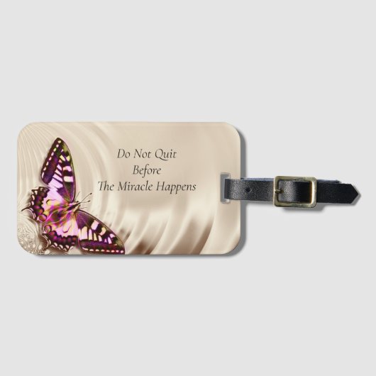 Ein rosa Schmetterling auf cremefarbenem Satin-Hin Gepäckanhänger (Vorderseite (Horizontal))