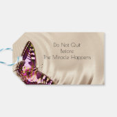 Ein rosa Schmetterling auf cremefarbenem Satin-Hin Geschenkanhänger (Rückseite Horizontal)