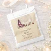 Ein rosa Schmetterling auf cremefarbenem Satin-Hin Geschenktütchen (Ausgeschnitten)