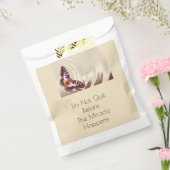 Ein rosa Schmetterling auf cremefarbenem Satin-Hin Geschenktütchen (Versiegelt)