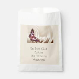 Ein rosa Schmetterling auf cremefarbenem Satin-Hin Geschenktütchen