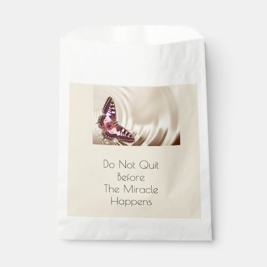 Ein rosa Schmetterling auf cremefarbenem Satin-Hin Geschenktütchen (Vorderseite)