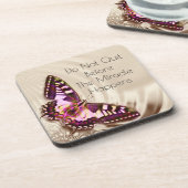 Ein rosa Schmetterling auf cremefarbenem Satin-Hin Getränkeuntersetzer (Linke Seite)