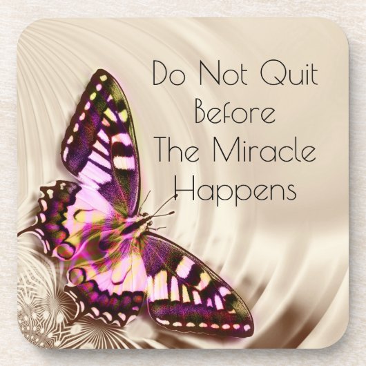 Ein rosa Schmetterling auf cremefarbenem Satin-Hin Getränkeuntersetzer (Vorderseite)