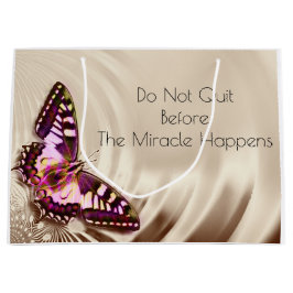 Ein rosa Schmetterling auf cremefarbenem Satin-Hin Große Geschenktüte