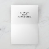 Ein rosa Schmetterling auf cremefarbenem Satin-Hin Karte (Innenseite)