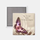 Ein rosa Schmetterling auf cremefarbenem Satin-Hin Magnet (Vorderseite/Rückseite)