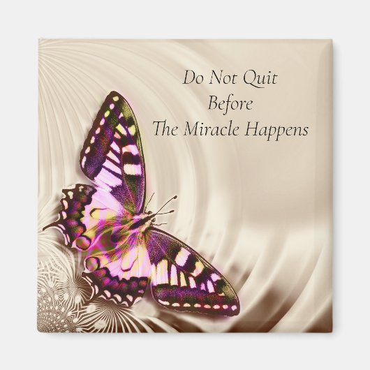 Ein rosa Schmetterling auf cremefarbenem Satin-Hin Magnet (Vorne)